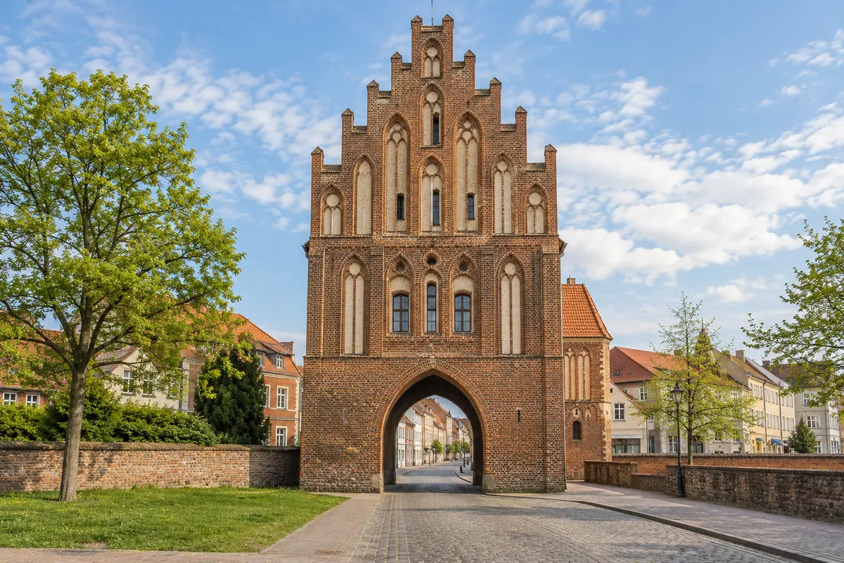 KI-Illustration: Steintor in Anklam (Landkreis Vorpommern-Greifswald).