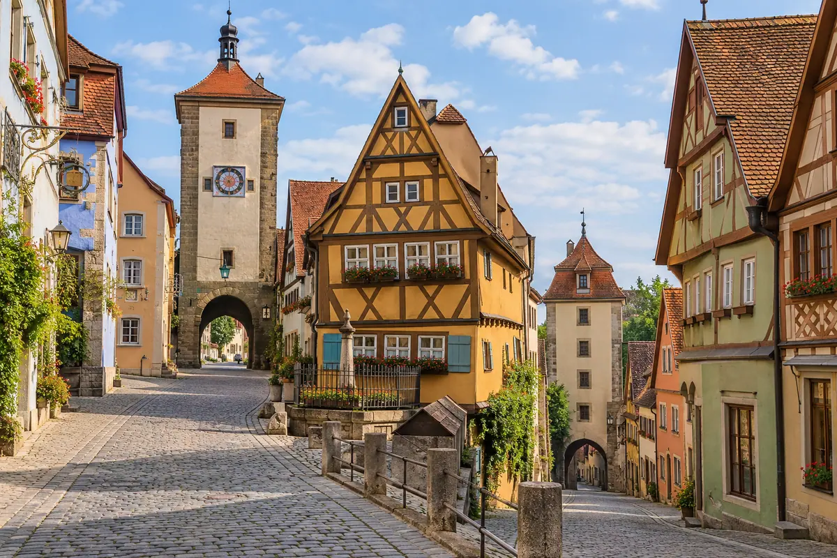 KI-Illustration: Plönlein in Rothenburg ob der Tauber (Landkreis Ansbach).