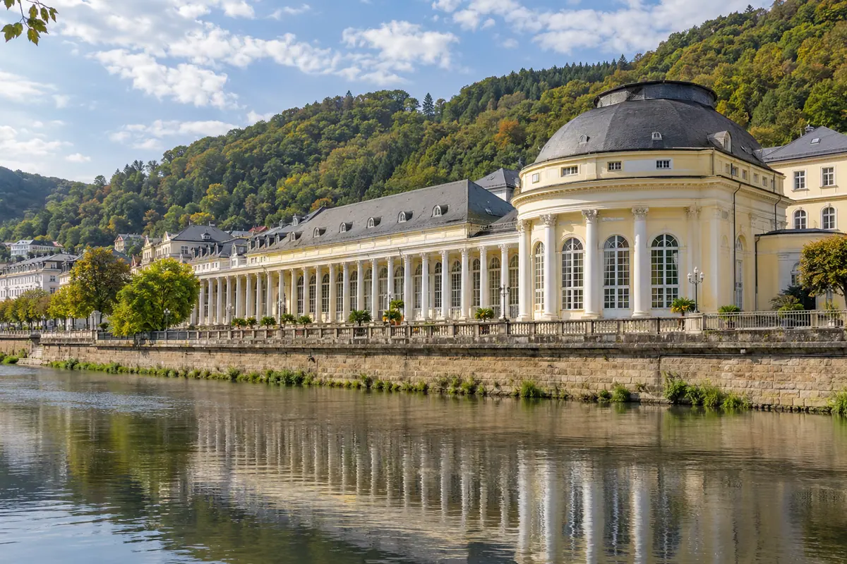 KI-Illustration: Kursaalgebäude am Lahnufer in Bad Ems (Rhein-Lahn-Kreis).