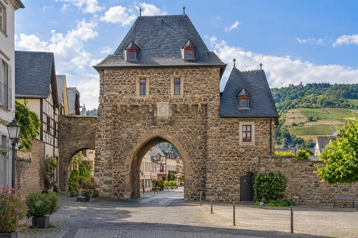 KI-Illustration: Ahrtor in Ahrweiler (Landkreis Ahrweiler).