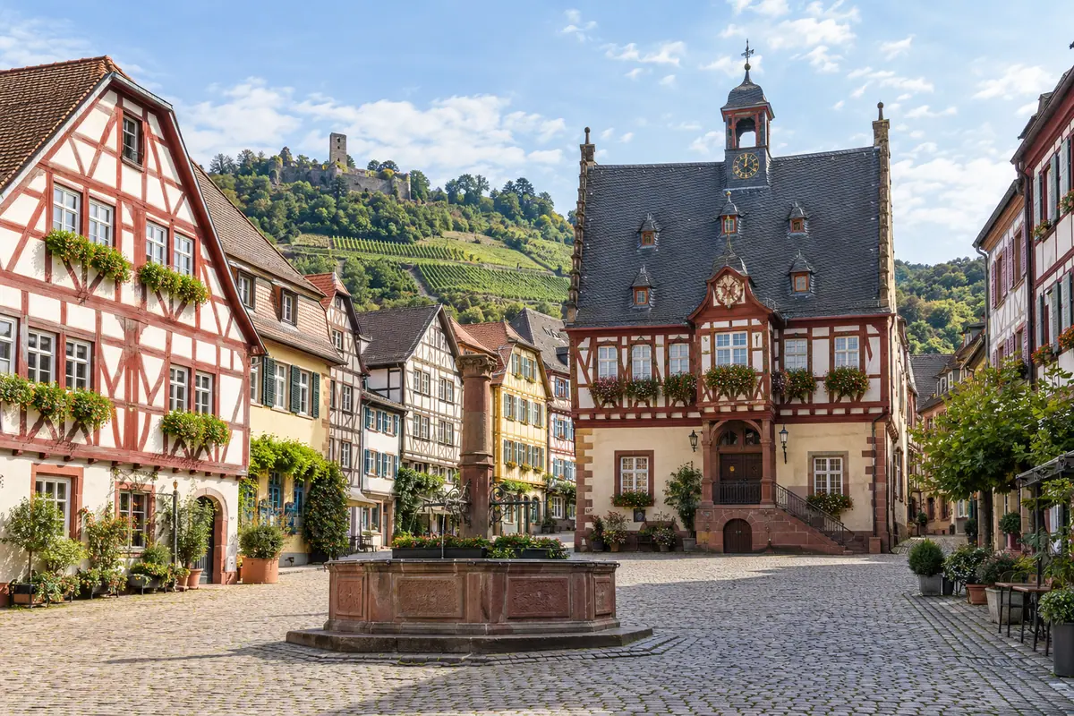 KI-Illustration: Heppenheimer Marktplatz an der Bergstraße (Landkreis Bergstraße).