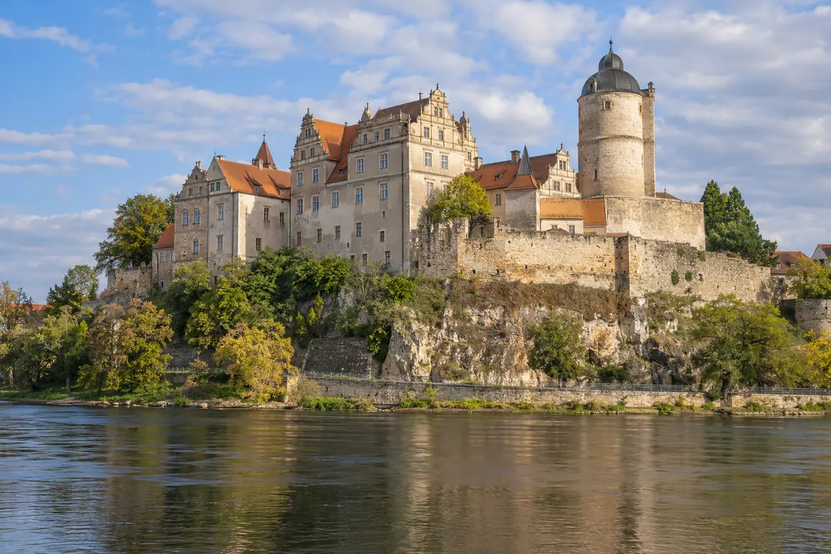 KI-Illustration: Schloss Bernburg über der Saale (Salzlandkreis).