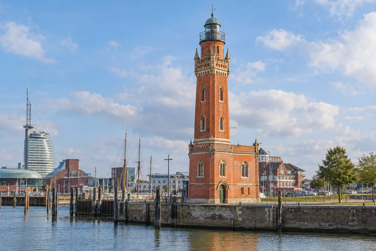 KI-Illustration: Loschen-Leuchtturm am Neuen Hafen in Bremerhaven.