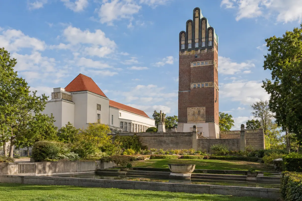 KI-Illustration: Mathildenhöhe mit Hochzeitsturm in Darmstadt.