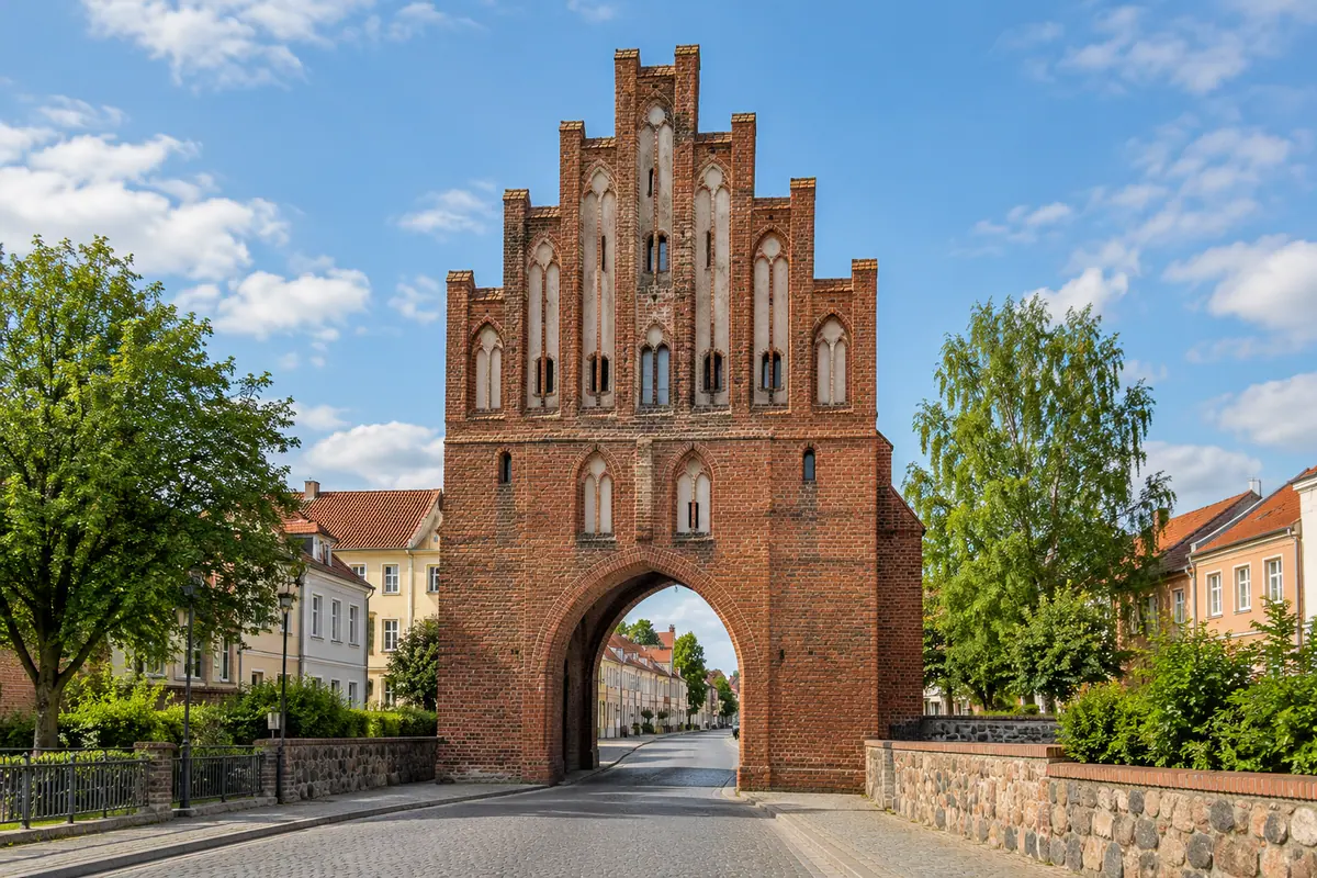 KI-Illustration: Luisentor in Demmin (Landkreis Mecklenburgische Seenplatte).