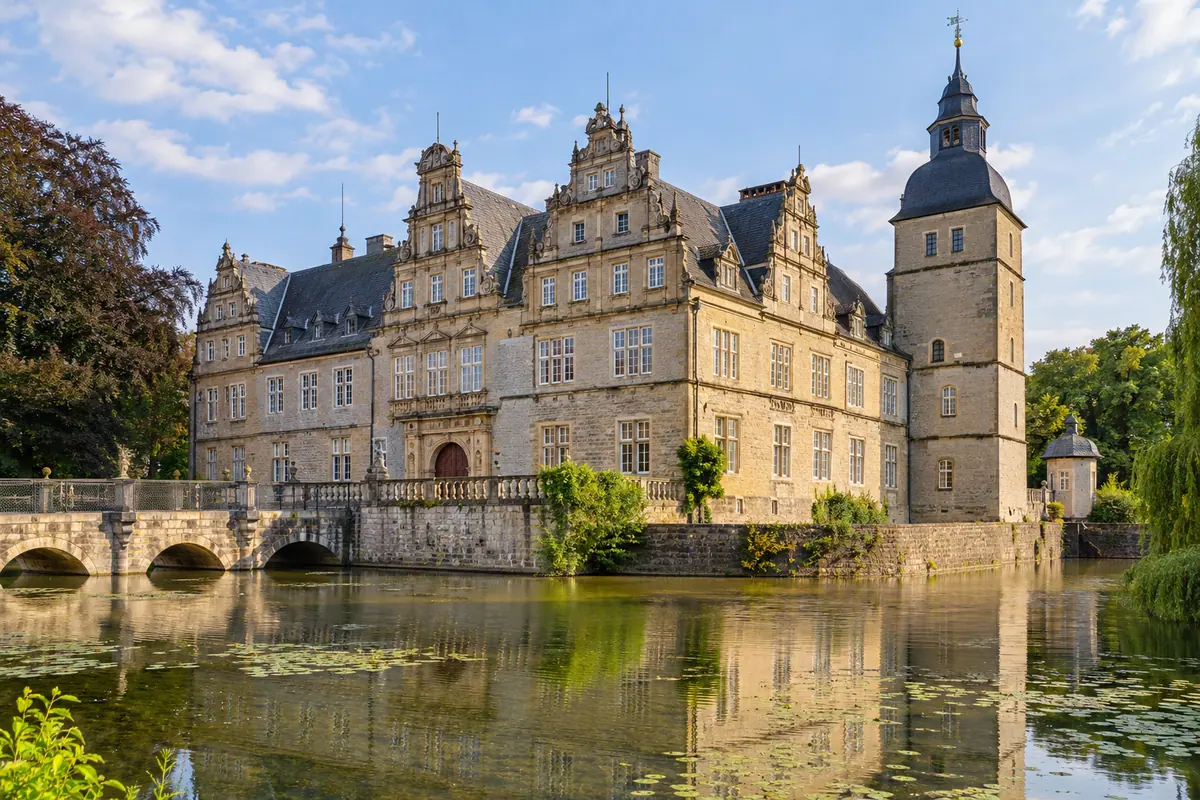KI-Illustration: Fürstliches Residenzschloss in Detmold (Kreis Lippe).