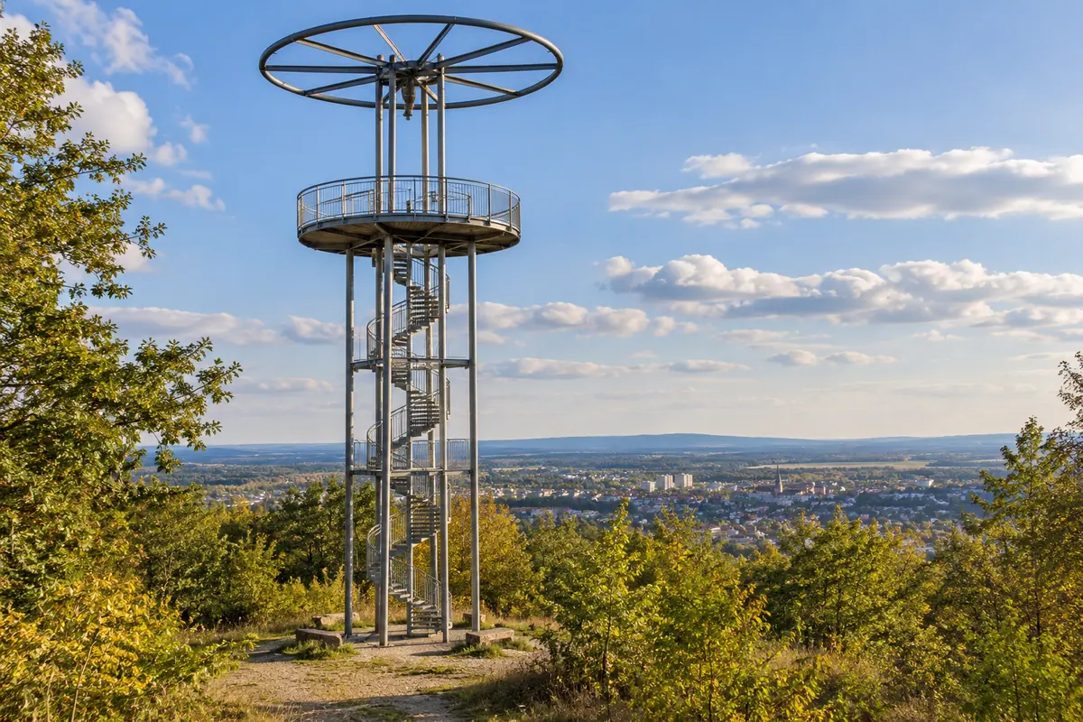 KI-Illustration: Aussichtsturm auf dem Wingertsberg in Dietzenbach (Landkreis Offenbach).