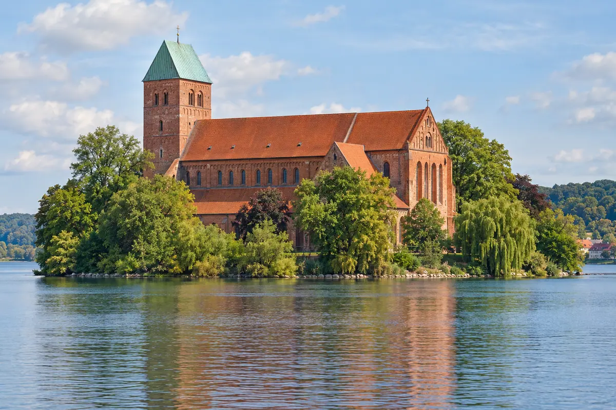 KI-Illustration: Ratzeburger Dom im Kreis Herzogtum Lauenburg.