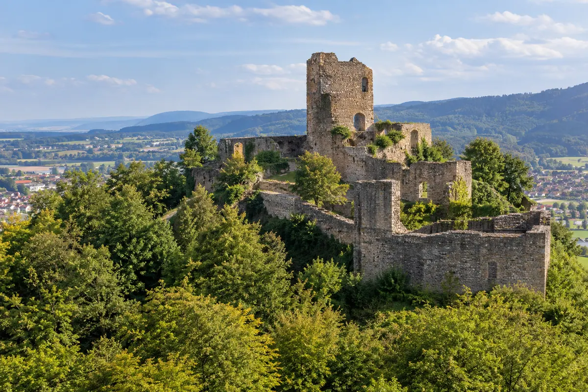 KI-Illustration: Hochburg bei Emmendingen (Landkreis Emmendingen).