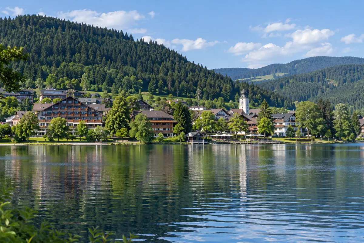 KI-Illustration: Titisee im Landkreis Breisgau-Hochschwarzwald.