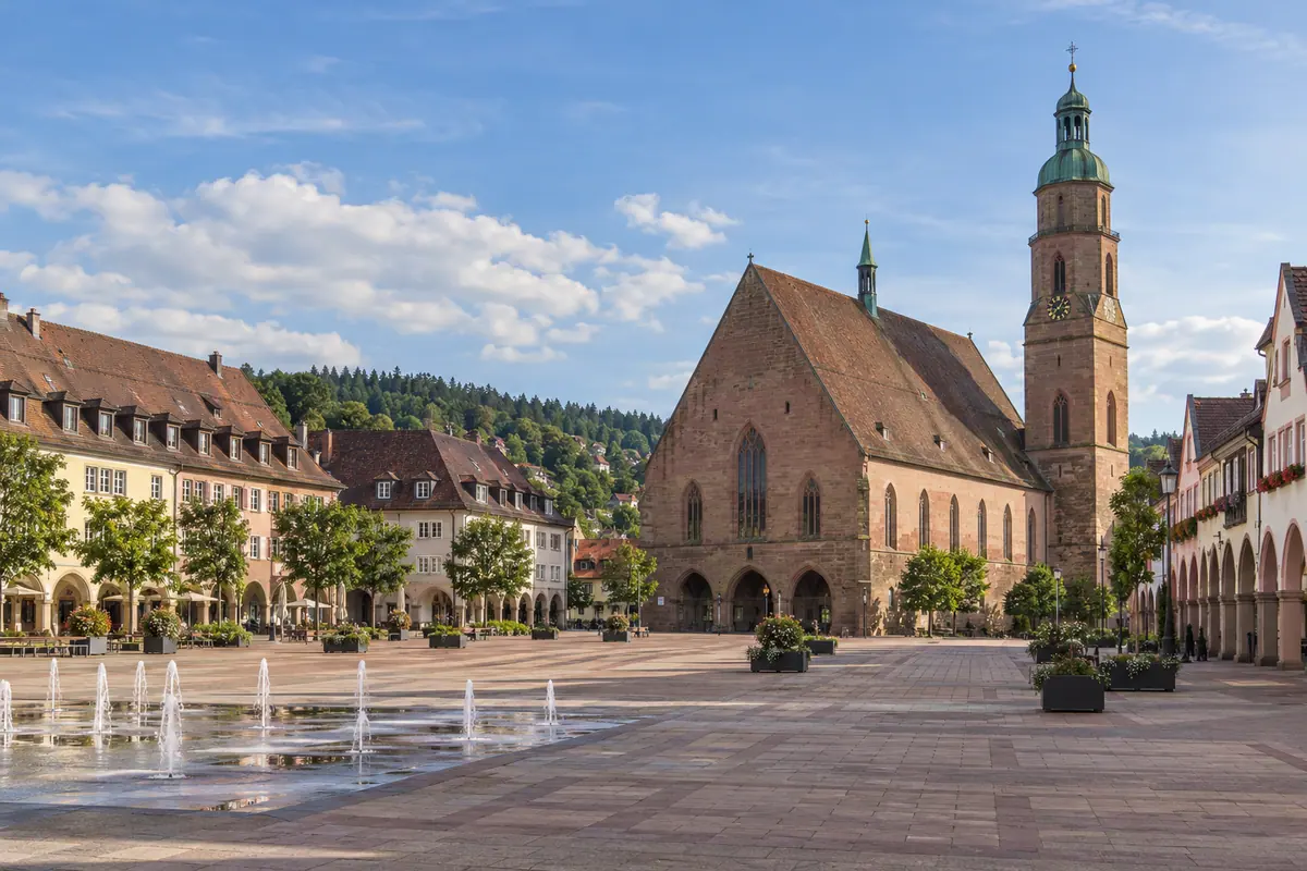 Marktplatz und Stadtkirche in Freudenstadt (Landkreis Freudenstadt).
