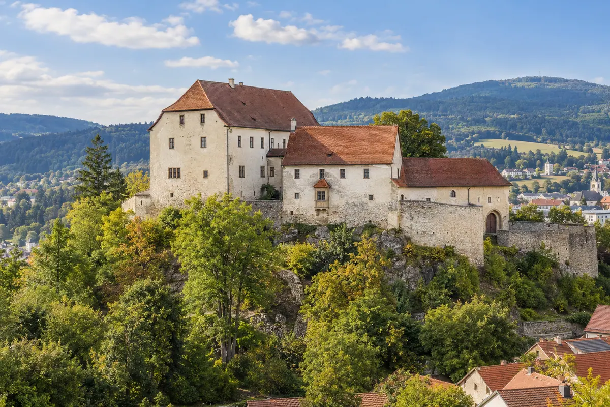 KI-Illustration: Schloss Wolfstein in Freyung (Landkreis Freyung-Grafenau).