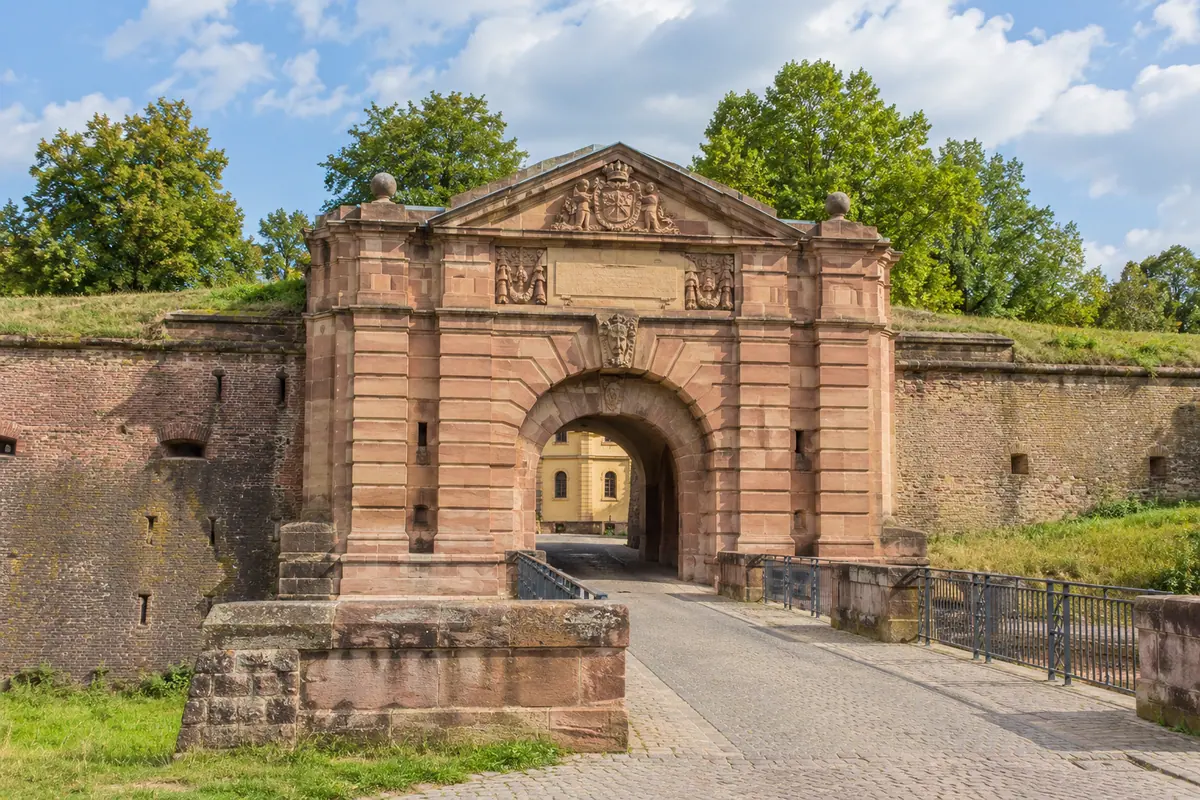 KI-Illustration: Festung und Weißenburger Tor in Germersheim (Landkreis Germersheim).