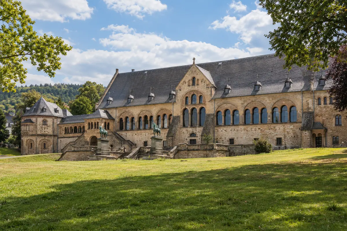 KI-Illustration: Kaiserpfalz in Goslar (Landkreis Goslar).