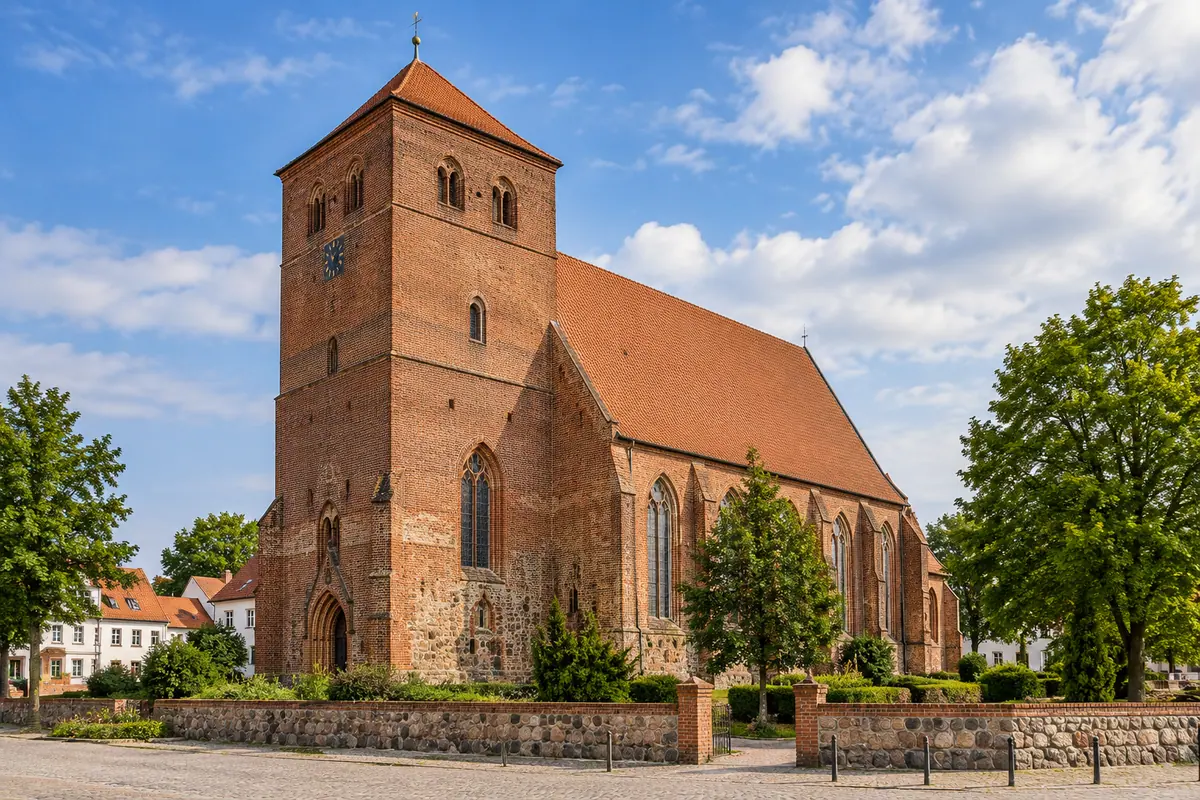 KI-Illustration: Kirche St. Nikolai in Grevesmühlen (Landkreis Nordwestmecklenburg).