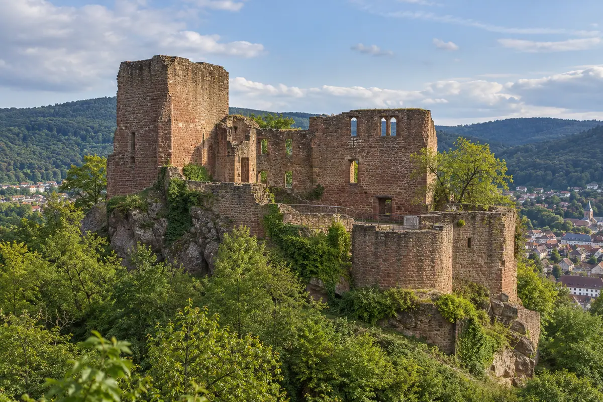 KI-Illustration: Burg Nanstein in Landstuhl (Landkreis Kaiserslautern).