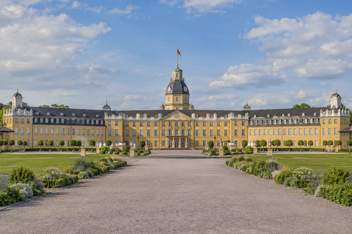 KI-Illustration: Schloss Karlsruhe in Karlsruhe.