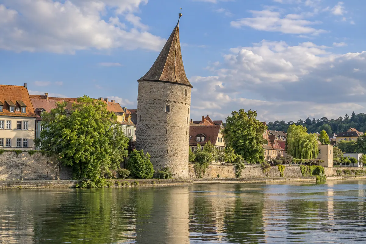 KI-Illustration: Falterturm in Kitzingen (Landkreis Kitzingen).