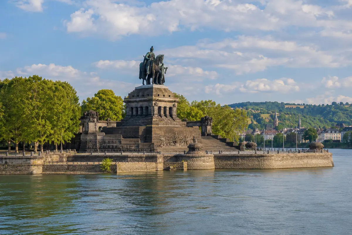 KI-Illustration: Deutsches Eck in Koblenz.