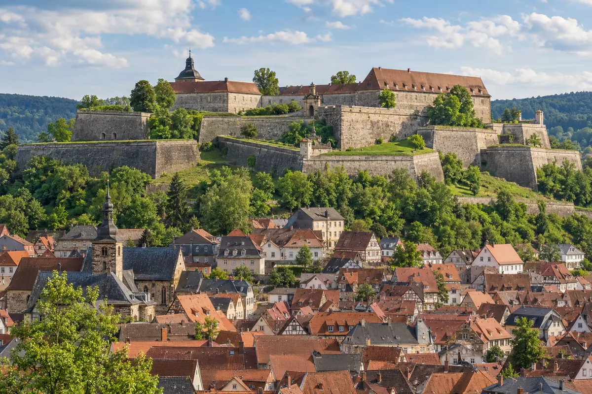 KI-Illustration: Festung Rosenberg in Kronach (Landkreis Kronach).