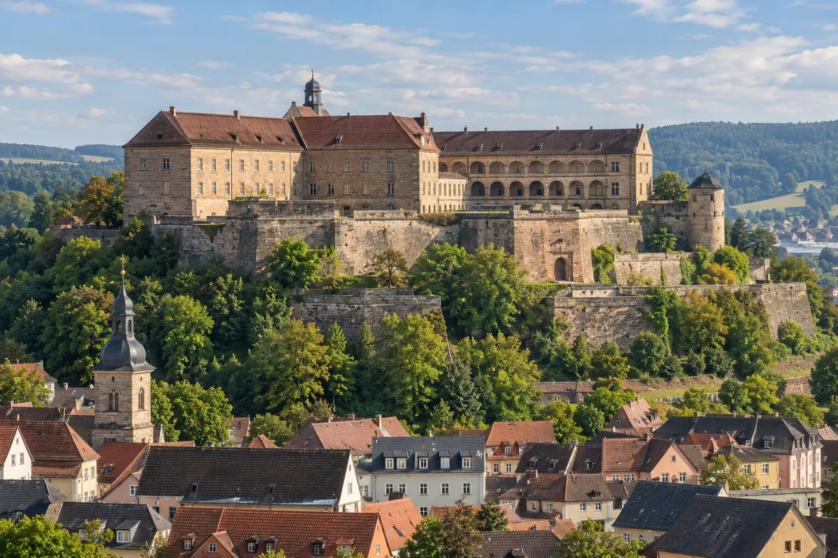 KI-Illustration: Plassenburg über Kulmbach (Landkreis Kulmbach).