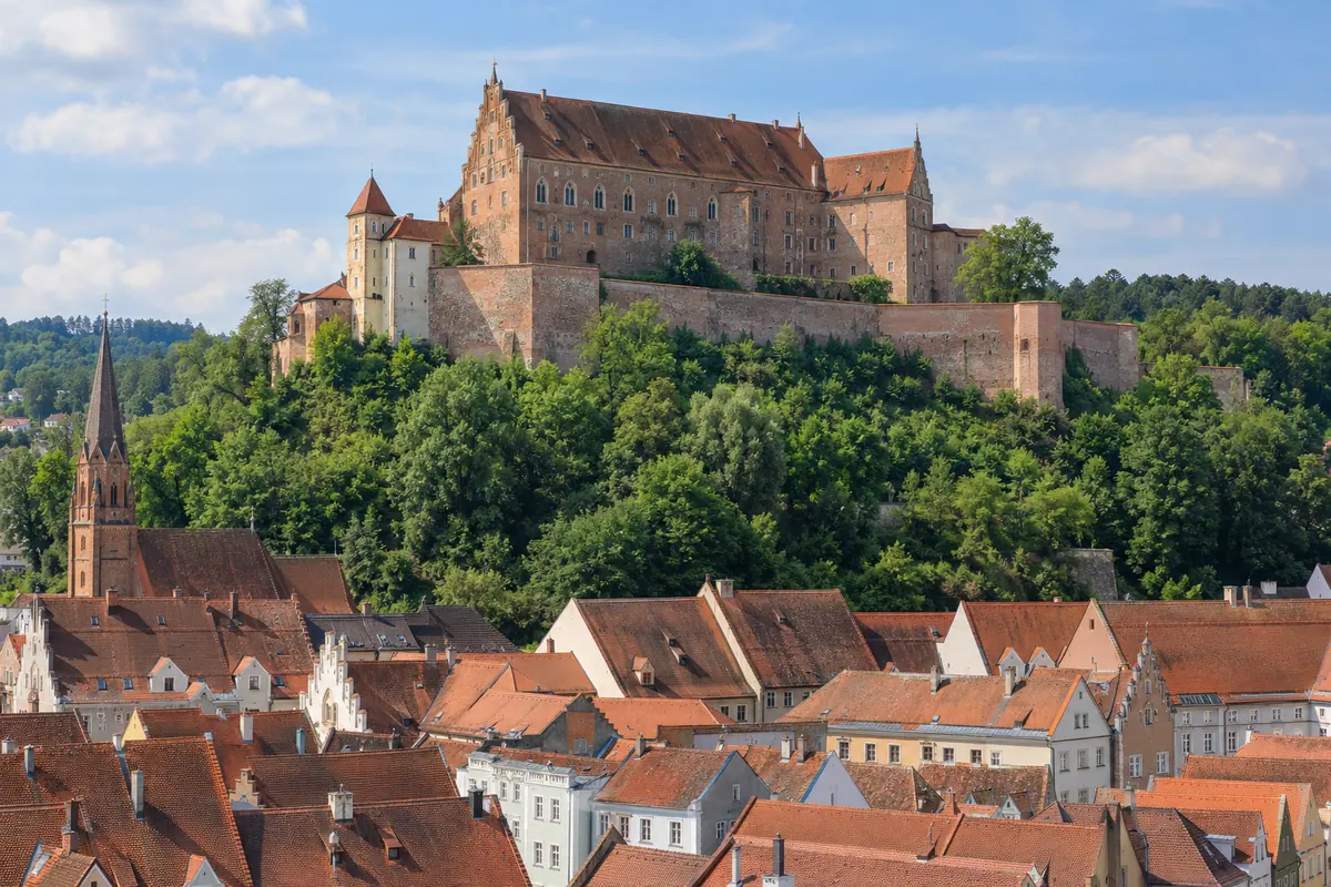 KI-Illustration: Burg Trausnitz über Landshut.