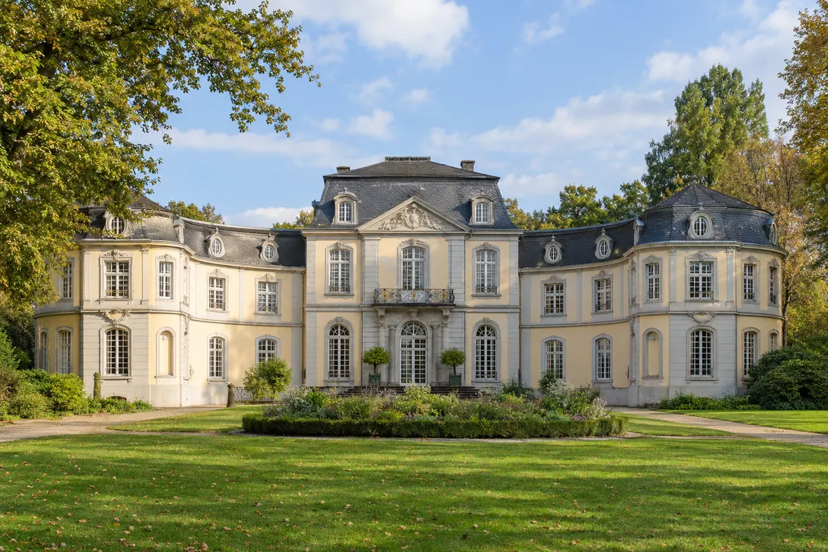 KI-Illustration: Schloss Morsbroich in Leverkusen.