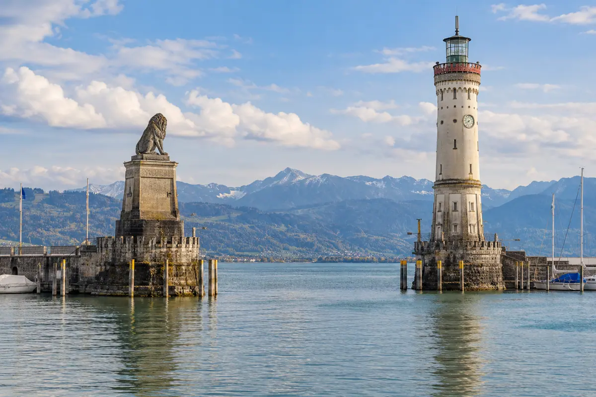 KI-Illustration: Hafeneinfahrt in Lindau am Bodensee (Landkreis Lindau).