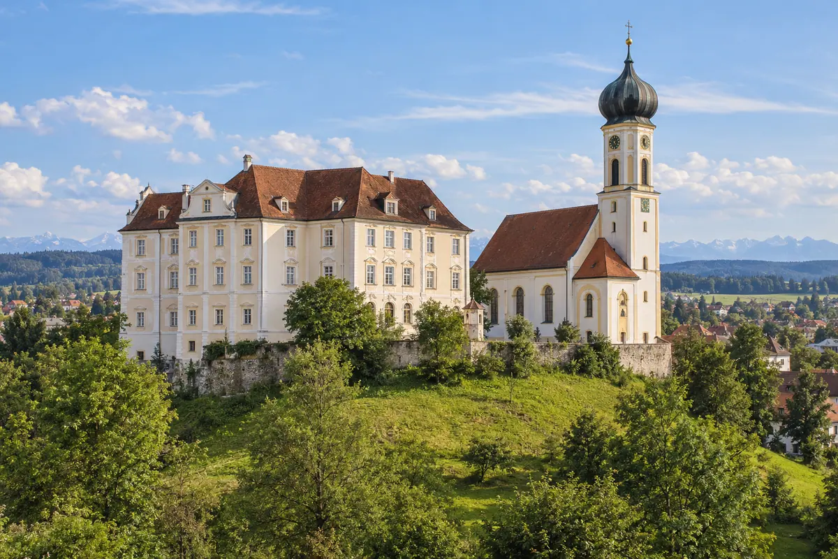 KI-Illustration: Schloss Marktoberdorf und St. Martin in Marktoberdorf (Landkreis Ostallgäu).