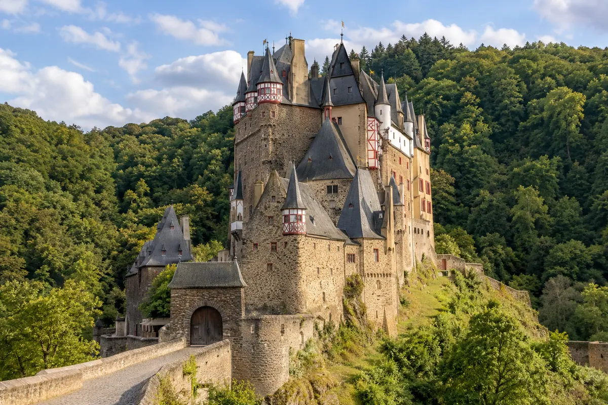 KI-Illustration: Burg Eltz bei Wierschem (Landkreis Mayen-Koblenz).