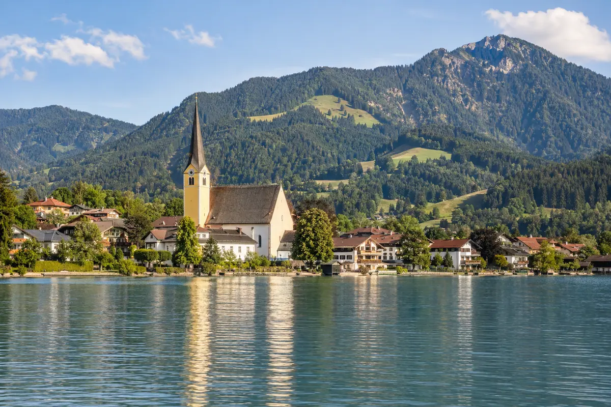 KI-Illustration: Tegernsee im Landkreis Miesbach.