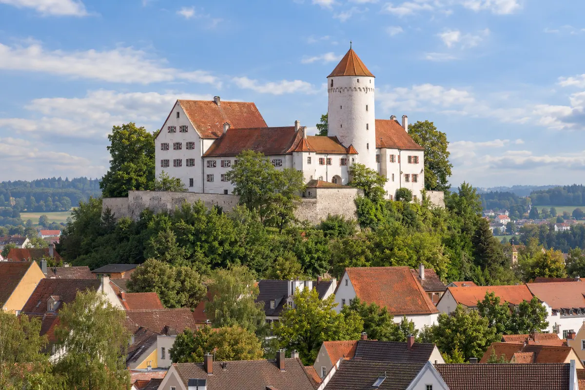 KI-Illustration: Mindelburg über Mindelheim (Landkreis Unterallgäu).