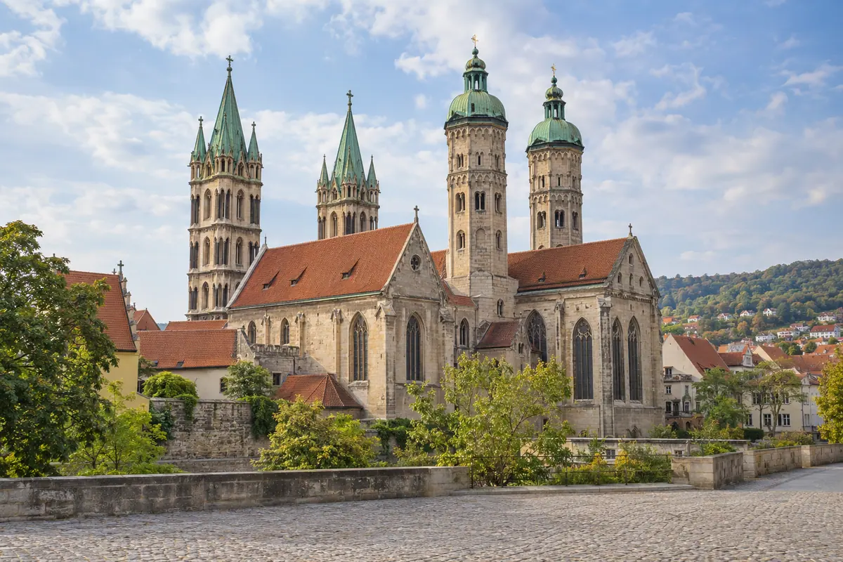 KI-Illustration: Naumburger Dom in Naumburg an der Saale (Burgenlandkreis).