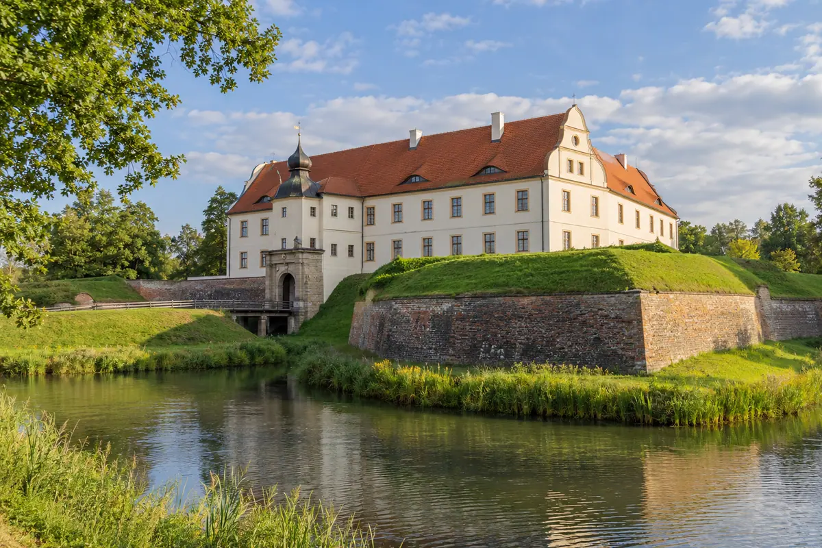 KI-Illustration: Schloss und Festung Senftenberg in der Lausitz (Landkreis Oberspreewald-Lausitz).