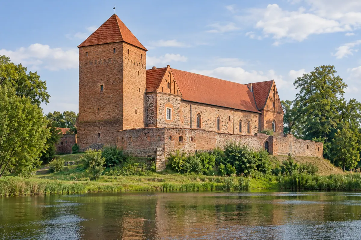 KI-Illustration: Burg Storkow im Landkreis Oder-Spree.