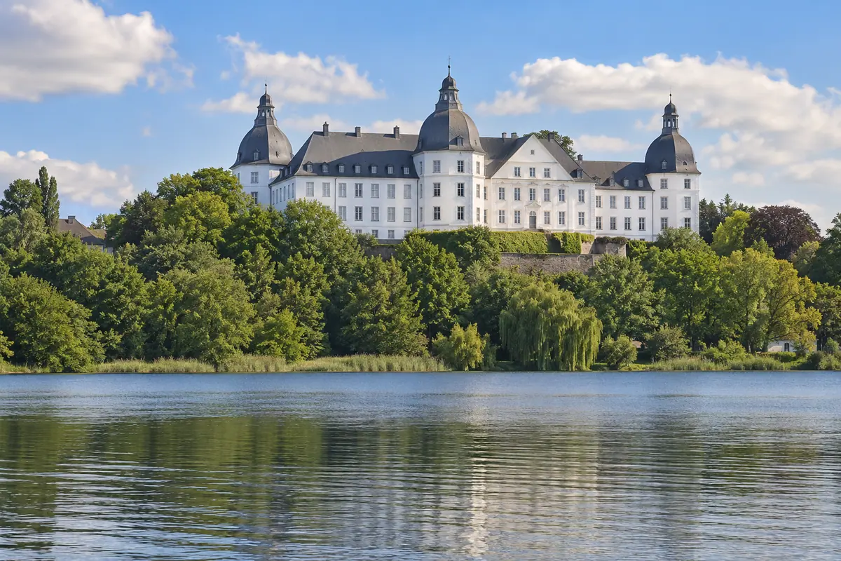Plöner Schloss über dem Großen Plöner See (Kreis Plön).