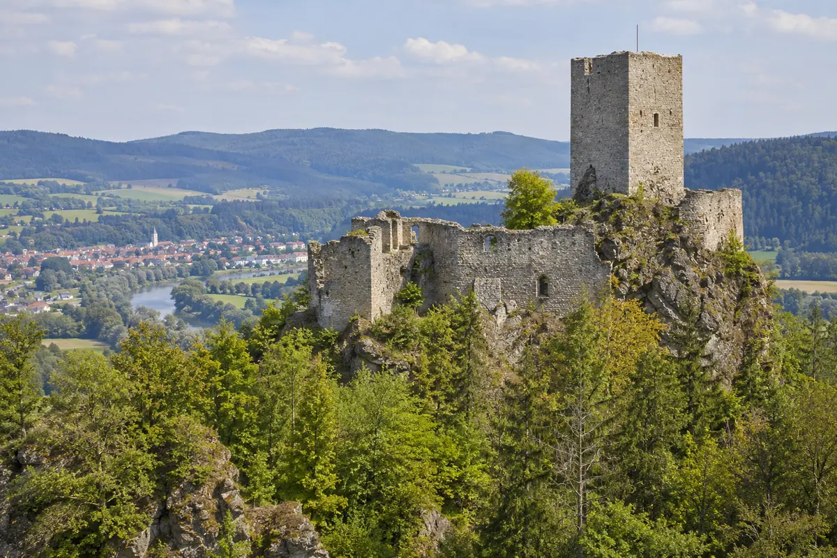 KI-Illustration: Burgruine Weißenstein bei Regen (Landkreis Regen).
