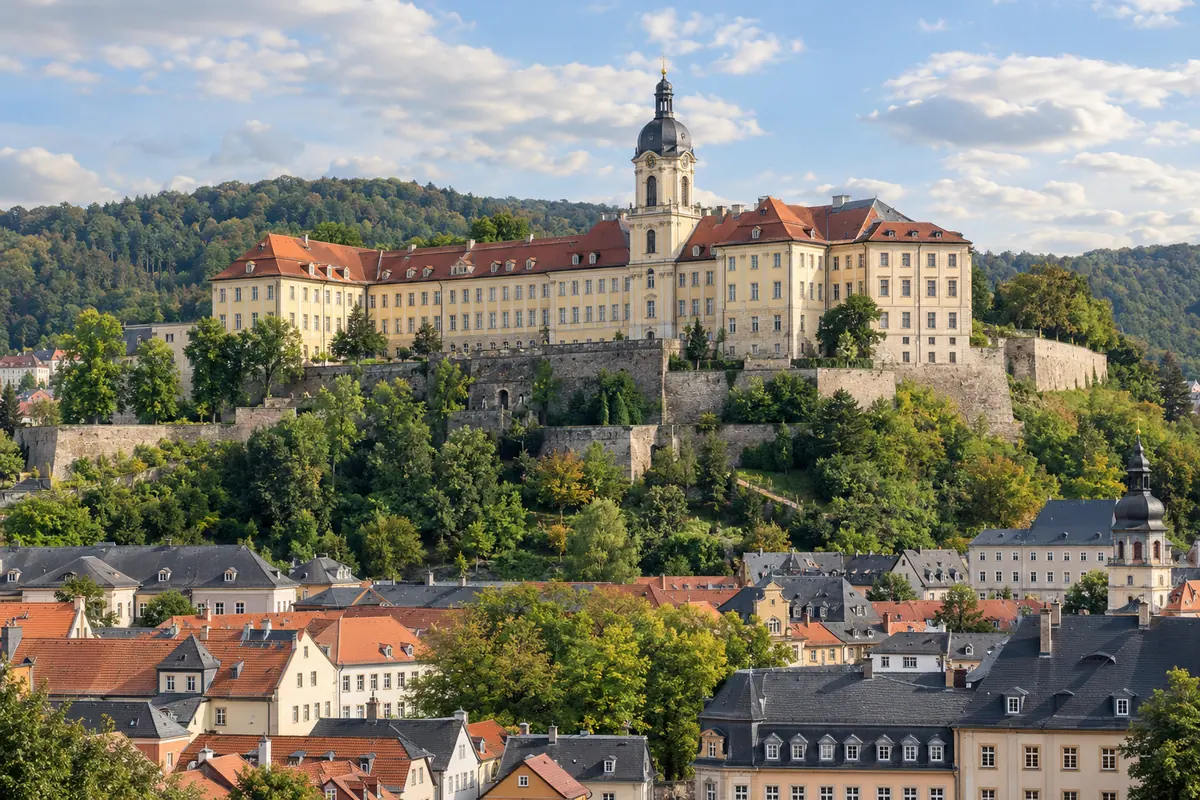 KI-Illustration: Heidecksburg über Rudolstadt (Landkreis Saalfeld-Rudolstadt).