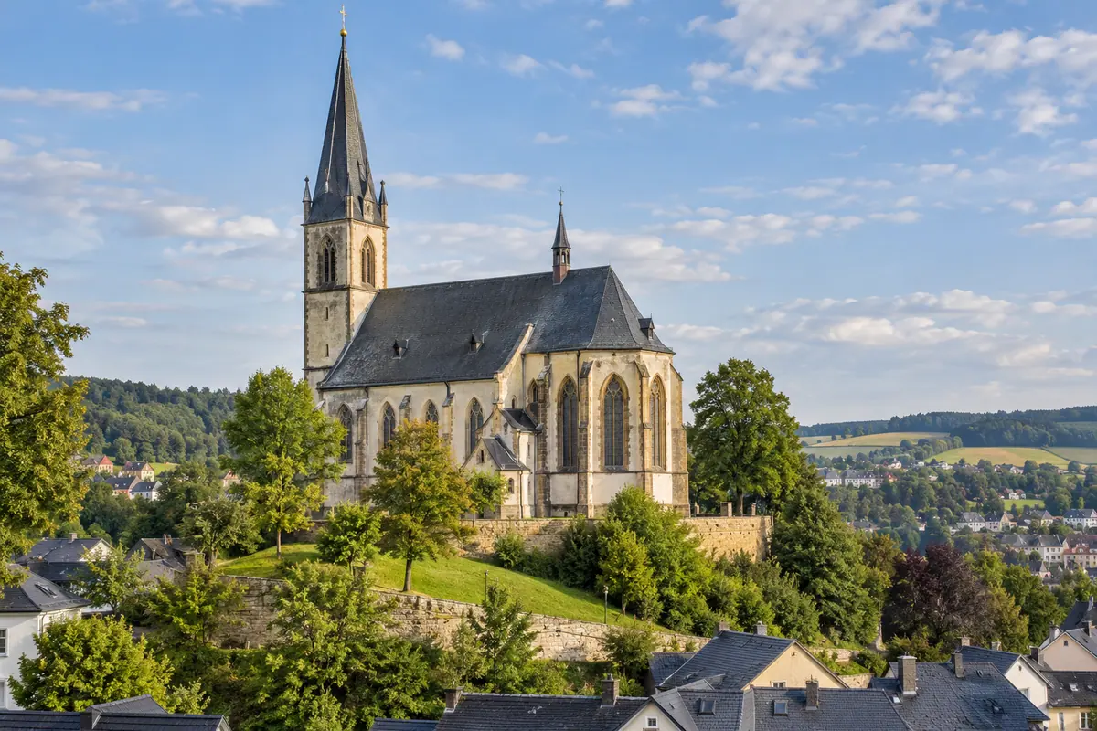 KI-Illustration: Bergkirche in Schleiz (Saale-Orla-Kreis).
