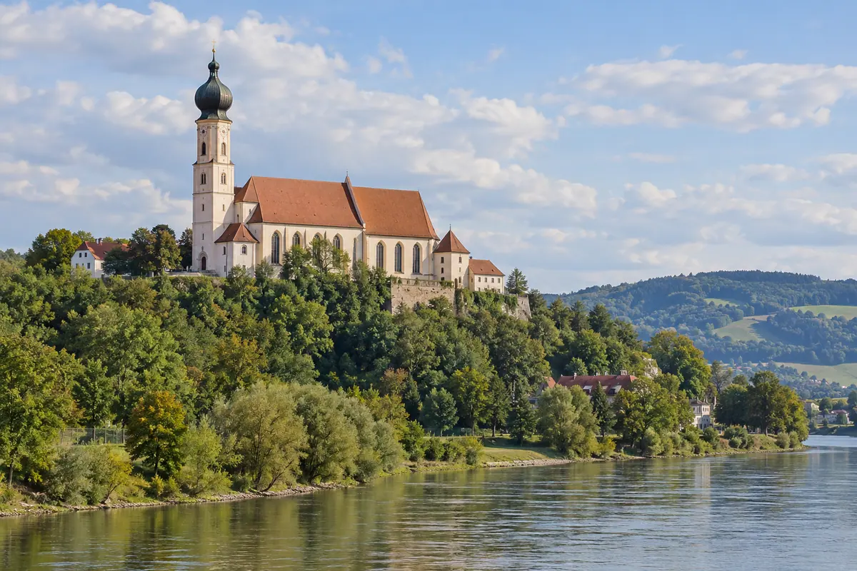 KI-Illustration: Bogenbergkirche in Bogen (Landkreis Straubing-Bogen).
