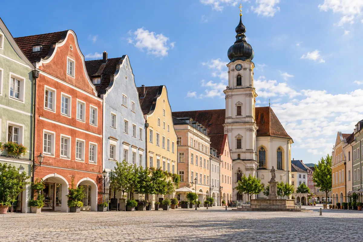 KI-Illustration: Stadtplatz mit St. Oswald in Traunstein (Landkreis Traunstein).