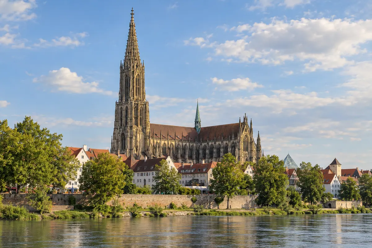 KI-Illustration: Ulmer Münster in Ulm.