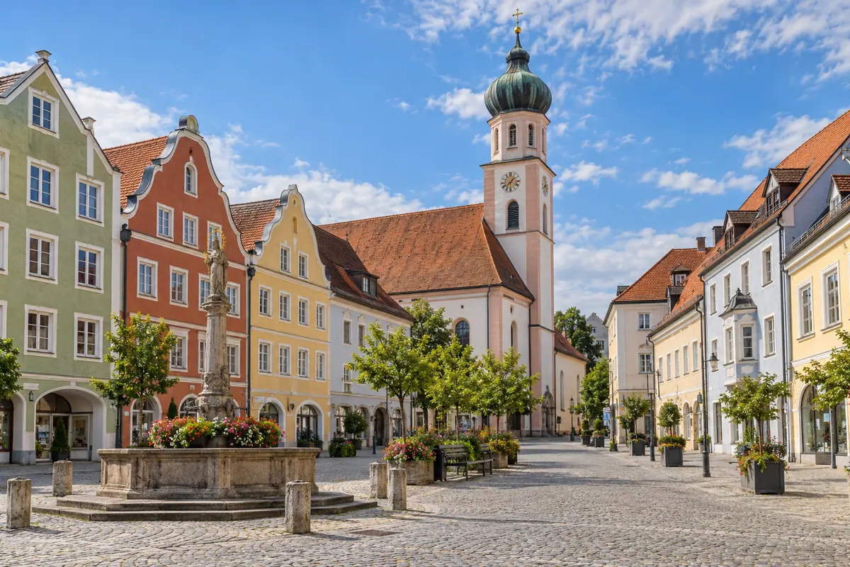 KI-Illustration: Marienplatz in Weilheim in Oberbayern (Landkreis Weilheim-Schongau).