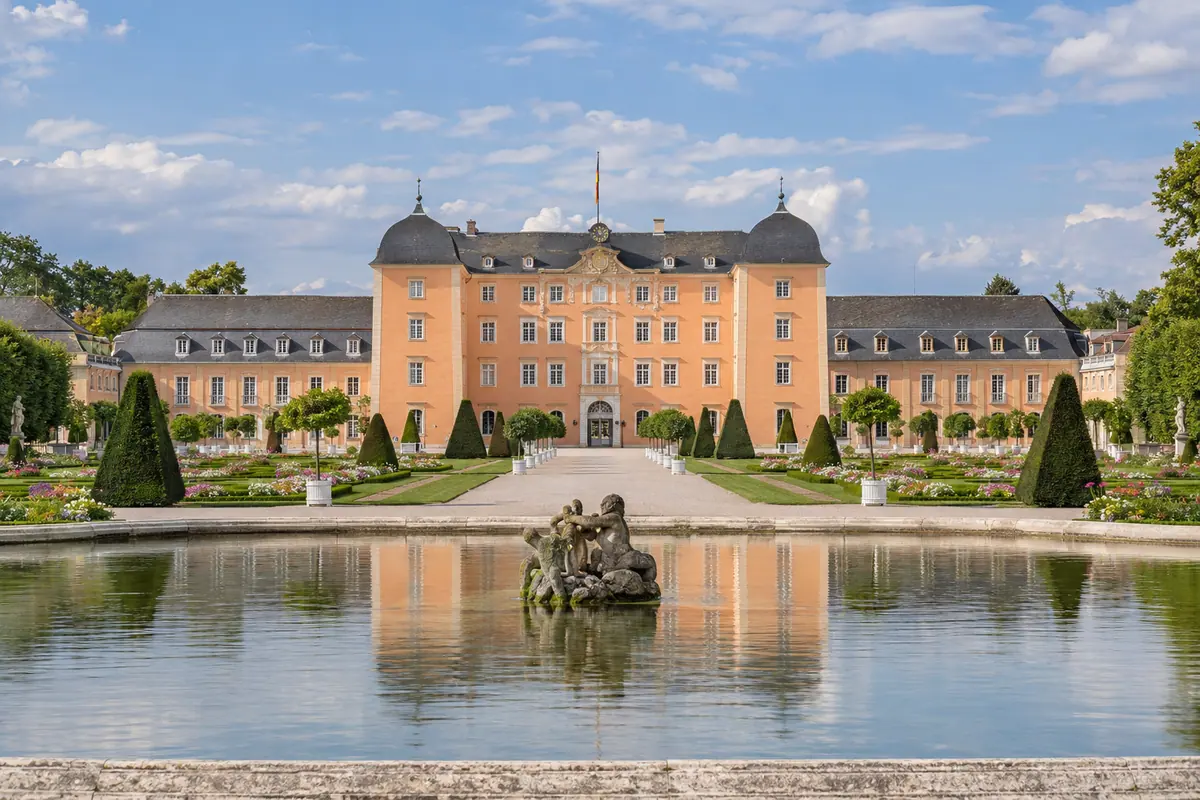 KI-Illustration: Schloss Schwetzingen im Rhein-Neckar-Kreis.
